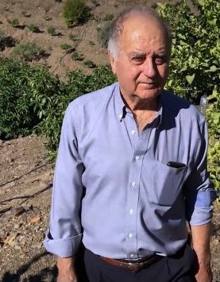 Imagen secundaria 2 - Top, the system installed in an avocado plantation; bottom left, farming mangos and Antonio Rico, aged 82 (right)