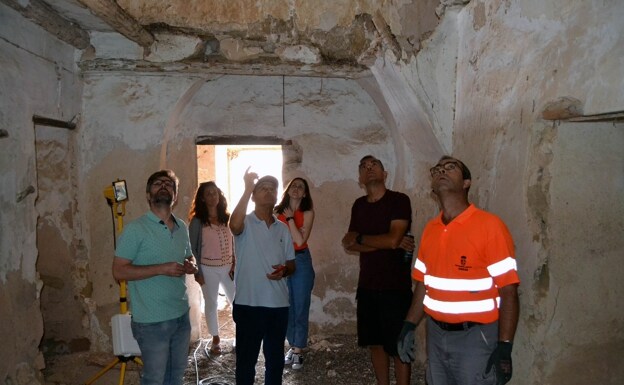 Archaeologists visit the Cortijo de las Mezquitas. 