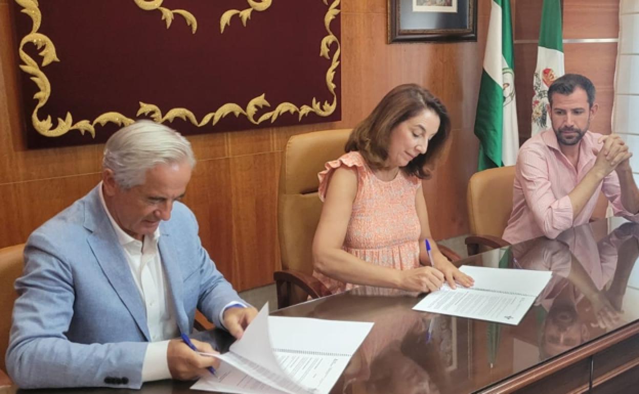 The manager of the metropolitan transport consortium and the mayor sign the agreement. 