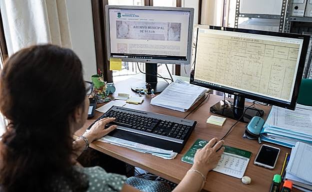 Manager of Nerja's municipal archive, Justa Martín 
