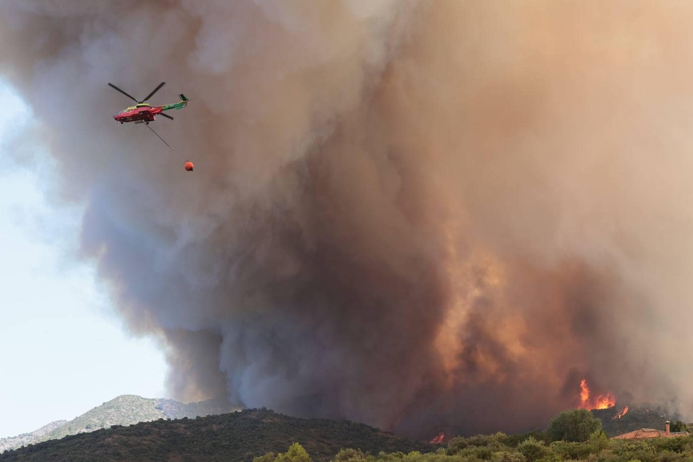 Almost 1,000 hectares affected by forest fire that started in the Sierra de Mijas