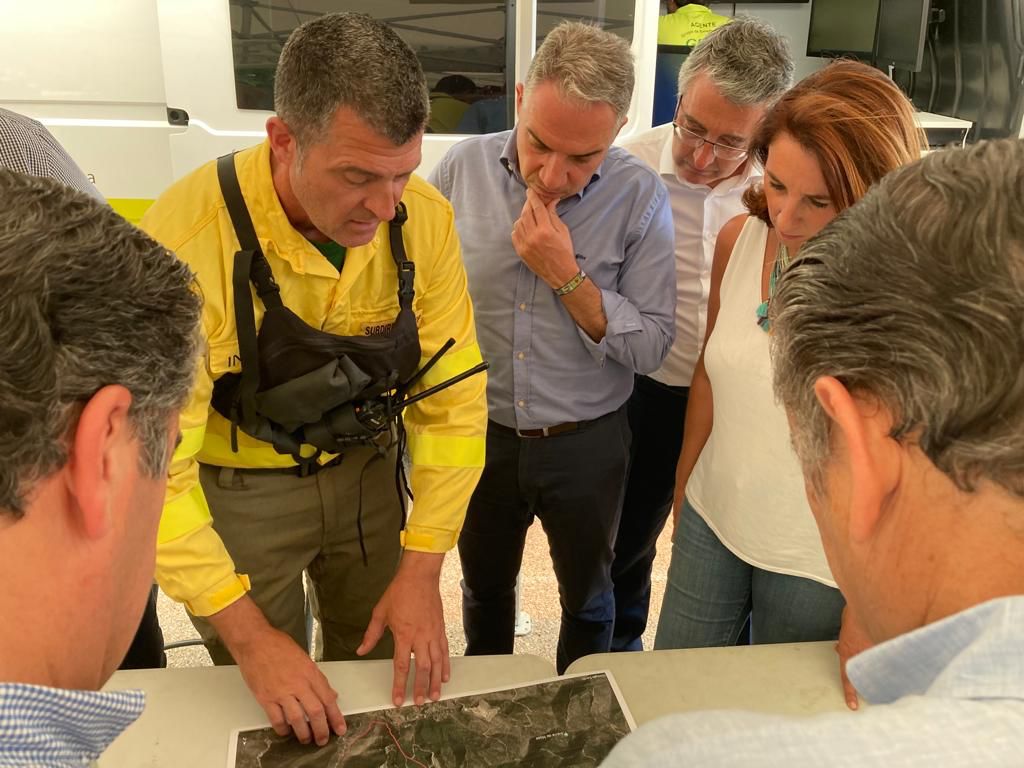 Junta spokesperson Bendodo (blue shirt) at the command post.