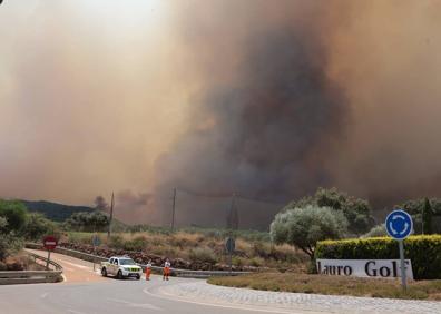 Imagen secundaria 1 - More than 1,300 evacuated and another thousand prepare to leave their homes due to advance of Sierra de Mijas fire