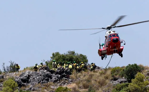 Helicopters tackle the forest fire in the Sierra de Mijas