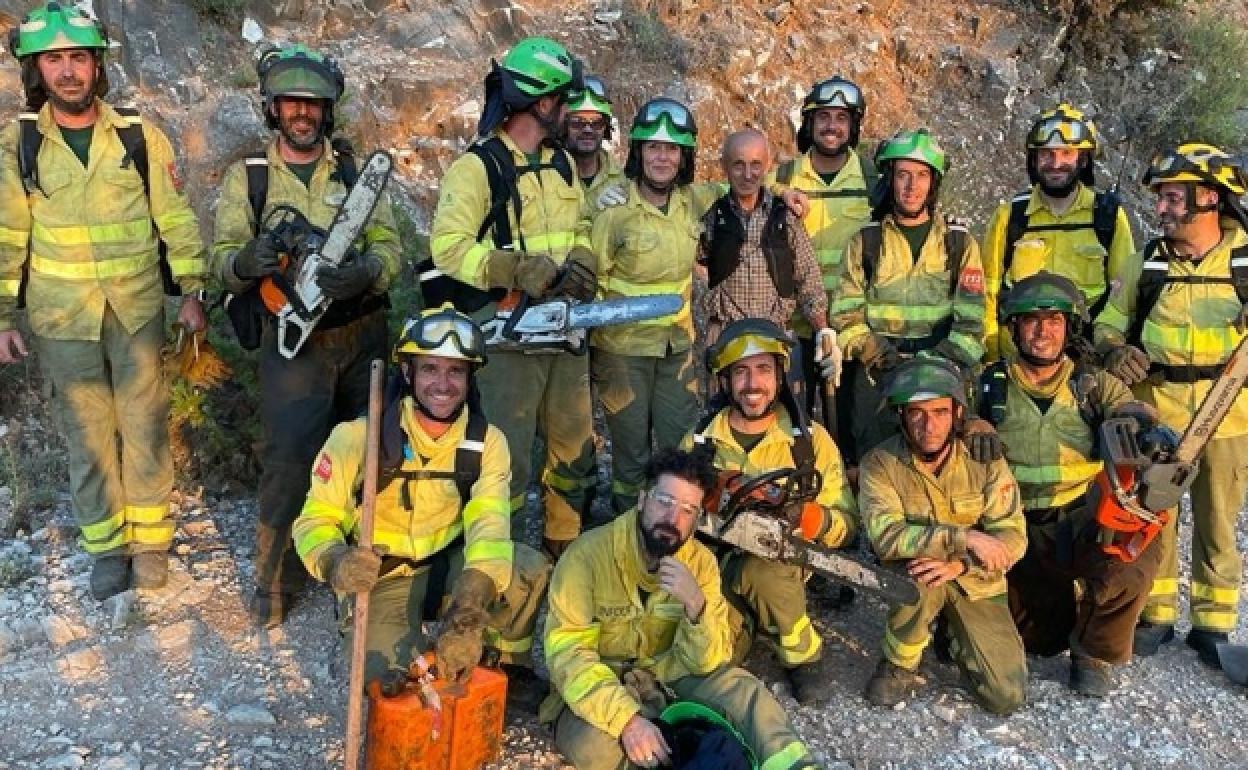 Salvador with several Infoca members at the fire in Alhaurín el Grande. 