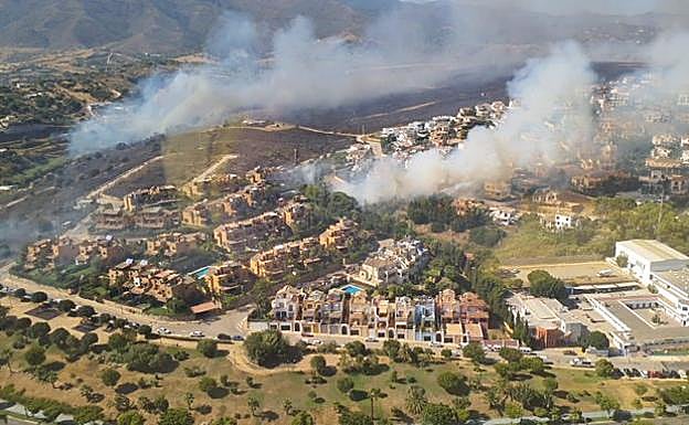Five aircraft help tackle wildfire in Estepona
