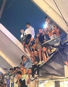 Imagen secundaria 2 - People climbed onto the marquee and portable toilets to get a better view 
