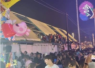 Imagen secundaria 1 - People climbed onto the marquee and portable toilets to get a better view 