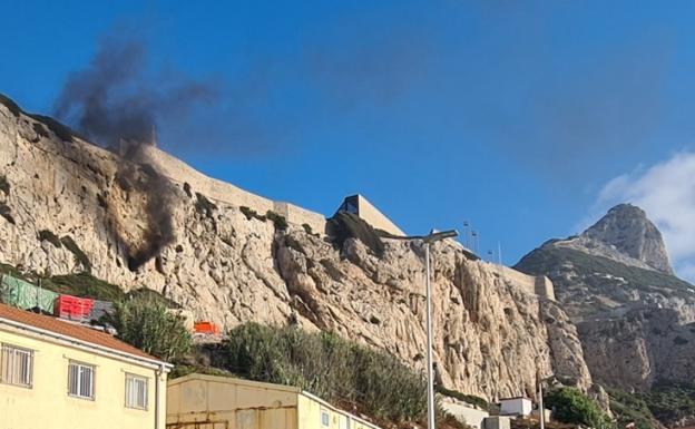 Imagen principal - Water restrictions in Gibraltar after tunnel fire and rockfall hits supply