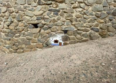 Imagen secundaria 1 - Inside the house, the exterior on Calle Sierra and a sign on the door 