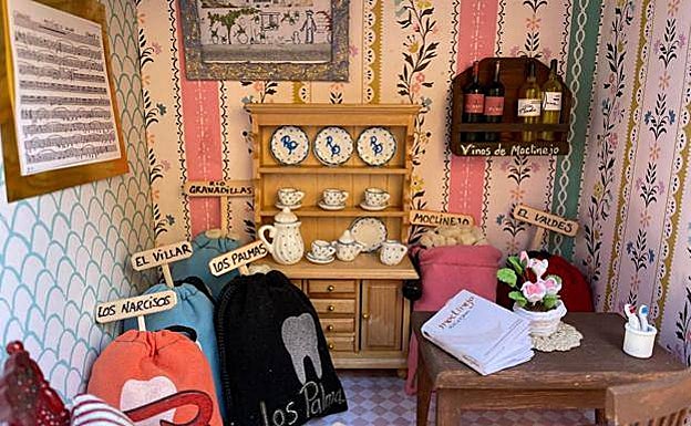 Imagen principal - Inside the house, the exterior on Calle Sierra and a sign on the door 