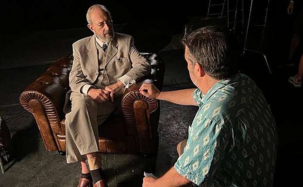 Miguel Rellán who plays Sir Peter Chalmers-Mitchell speaking to director José Antonio Hergueta 