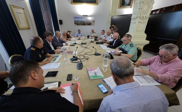 A meeting to finalise details of security measures at the Fair, at Malaga City Hall on Monday. 