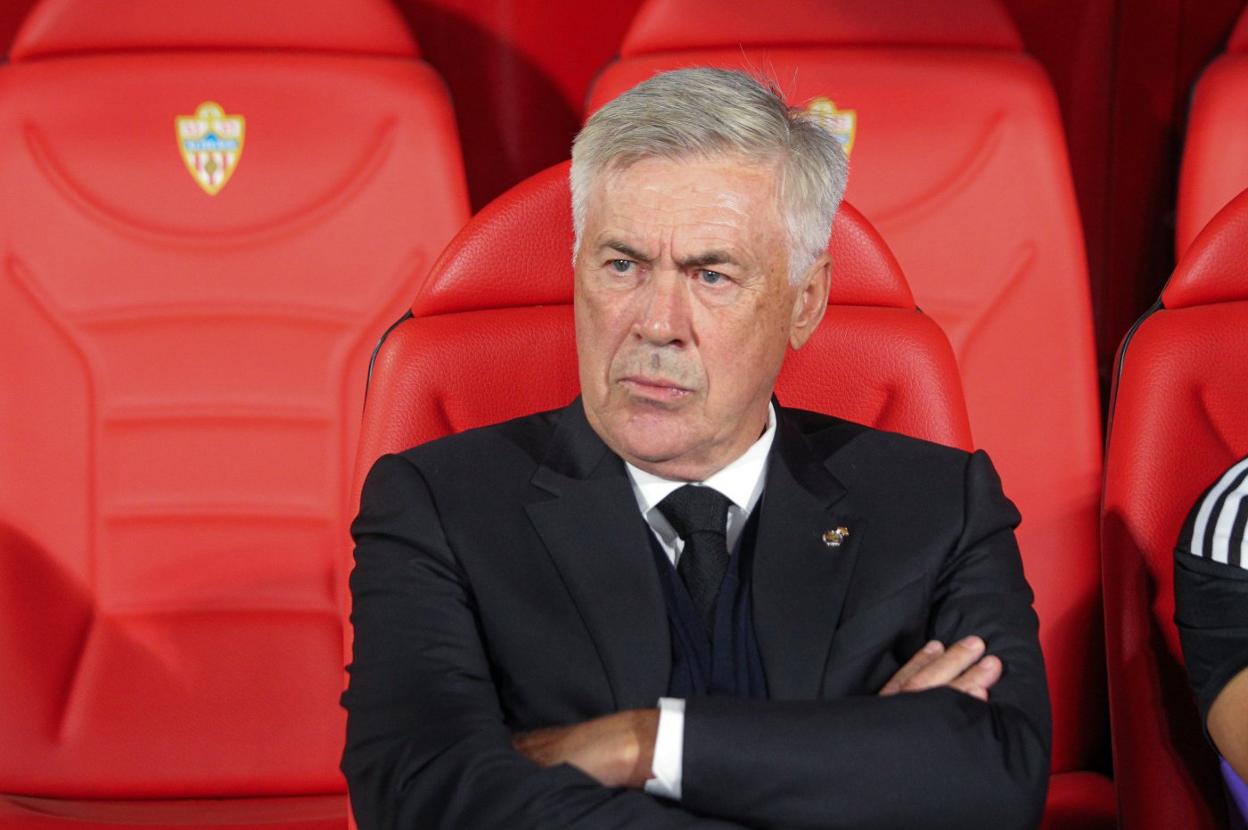 Carlo Ancelotti on the bench during the game against Almeria. 