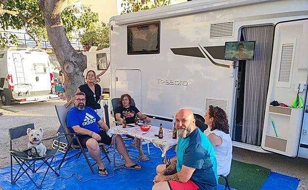 Encarna Ramos talks to a family using the new site 