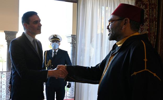 Prime minister Pedro Sánchez and King Mohammed VI during a meeting in April. 