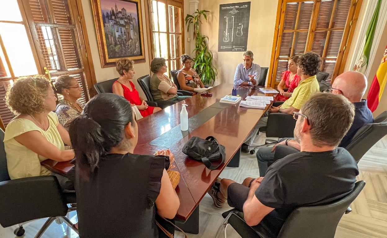 Mayor of Benalmádena, Víctor Navas, holds meeting with Tivoli World workers.