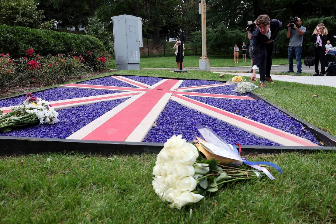 Fotos: Crowds in London mourn their queen... in pictures