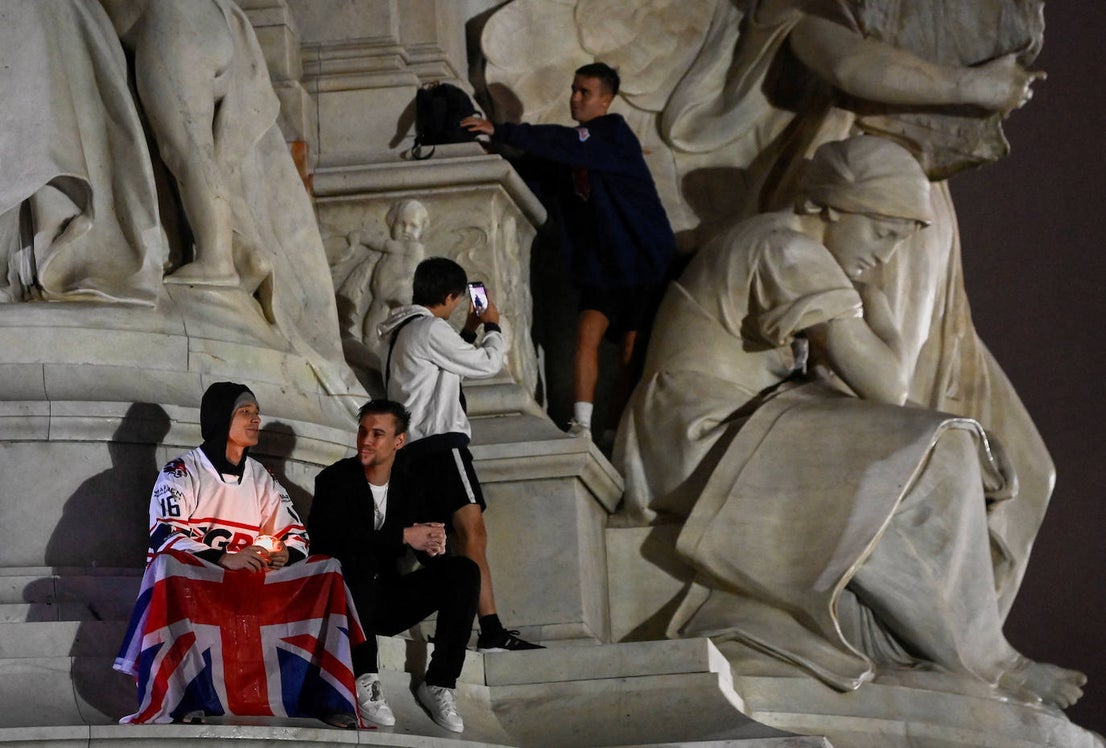 Fotos: Crowds in London mourn their queen... in pictures