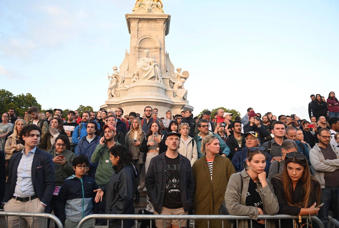Fotos: Crowds in London mourn their queen... in pictures