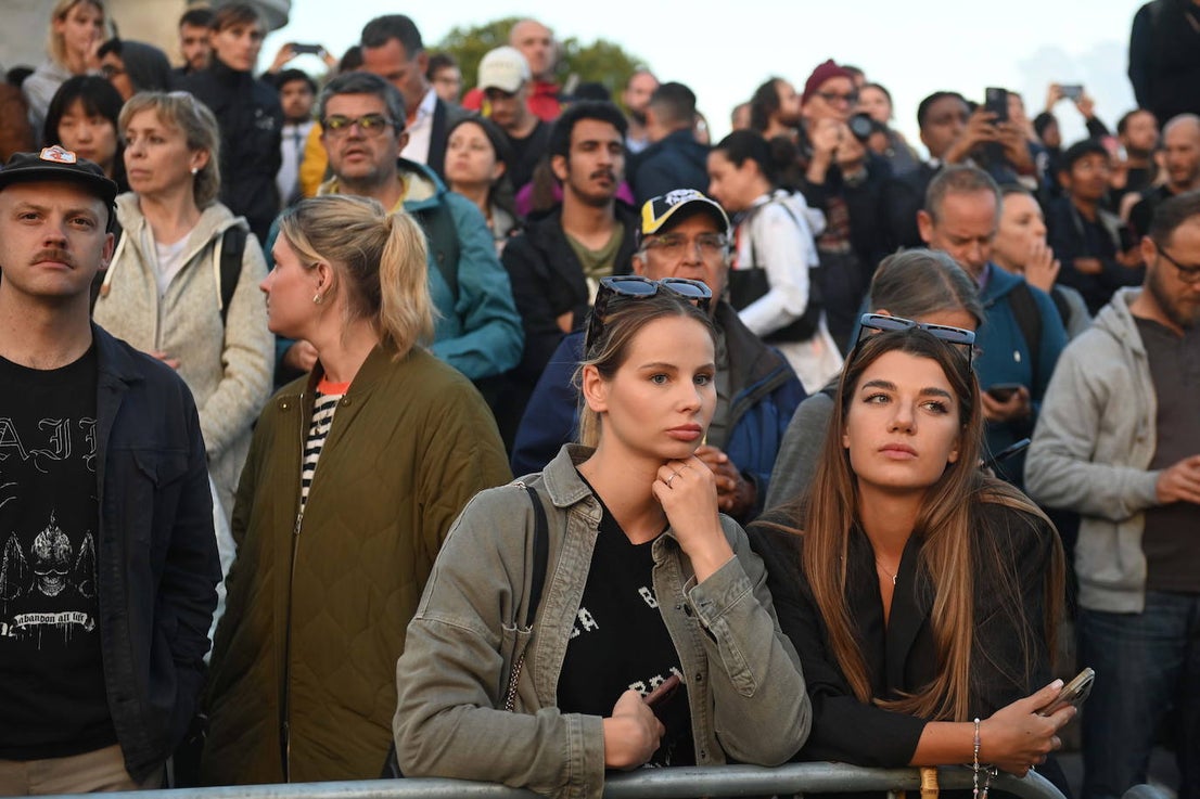 Fotos: Crowds in London mourn their queen... in pictures