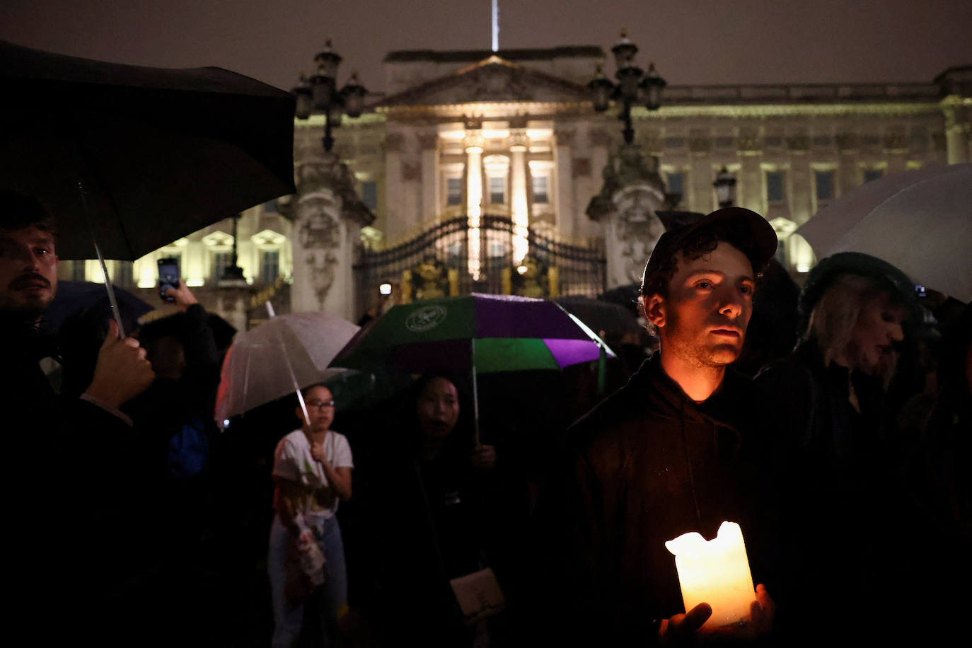 Fotos: Crowds in London mourn their queen... in pictures
