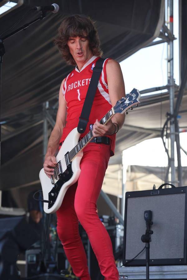 Niña Coyote eta Chica Tornado on Saturday