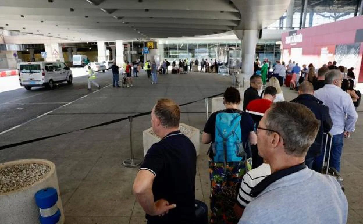 Taxi strike leaves hundreds waiting at Malaga Airport and train stations