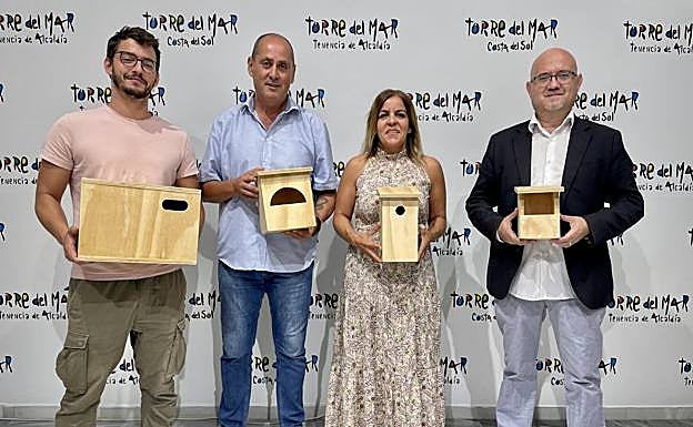 Councillors with examples of the bird boxes 