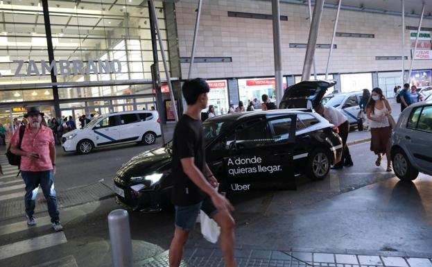 New rules for ride-hailing companies in Andalucía: no waiting outside stations and hotels, tests for drivers and fare controls