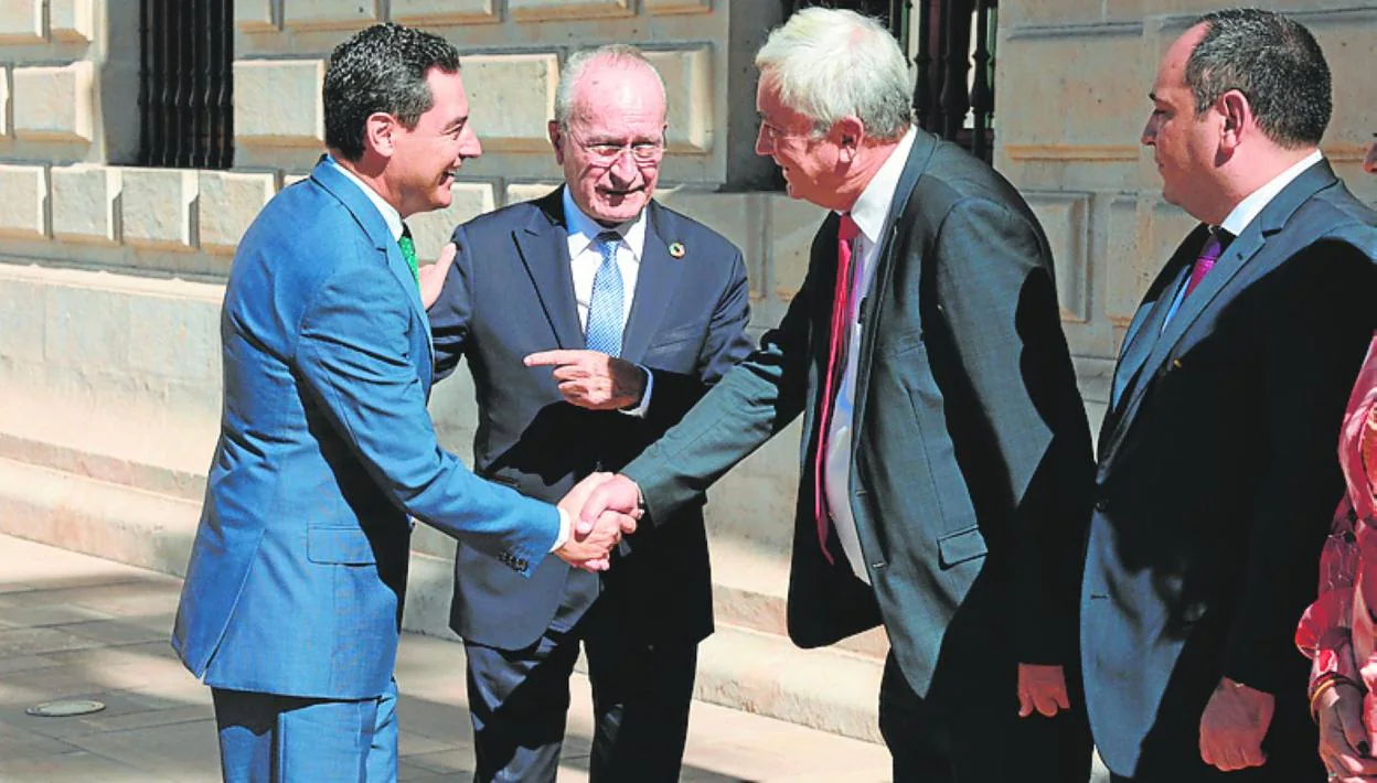 The Malaga mayor introduces Alain Berger to the Andalusian president. 