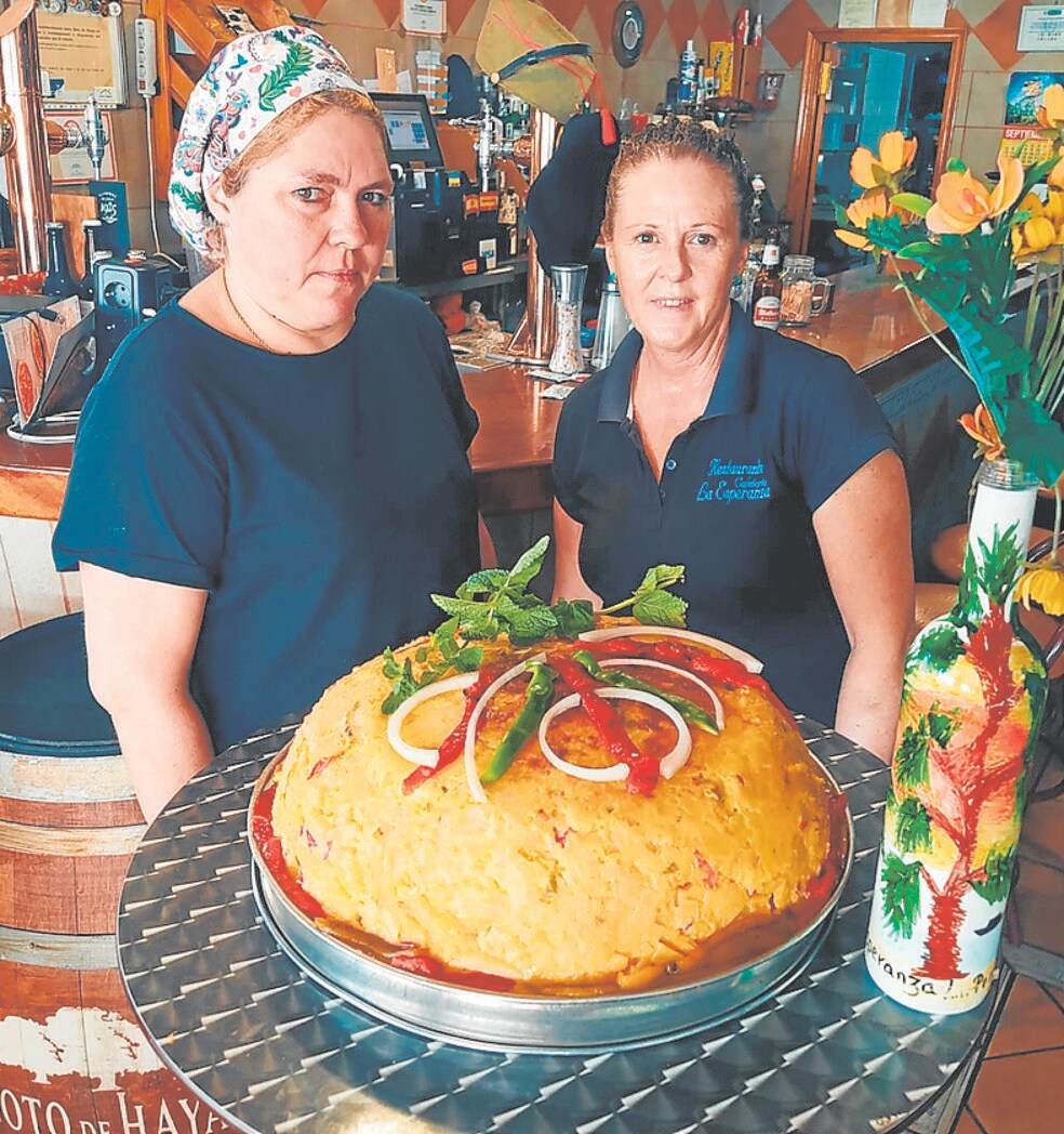 Giant-sized omelettes made by Ukrainian chef 