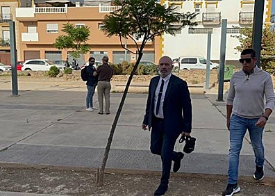 Imagen secundaria 1 - Above: Florín Leonte, botton left: Lawyer Juan José Moreno and Sergio Ruiz, right: Lawyer Antonia Barba 