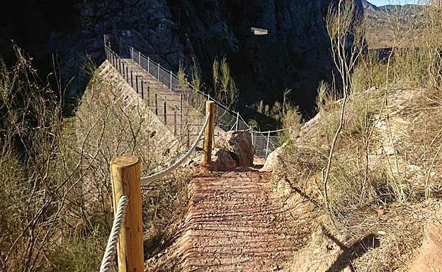 The track towards Los Caballeros dam.
