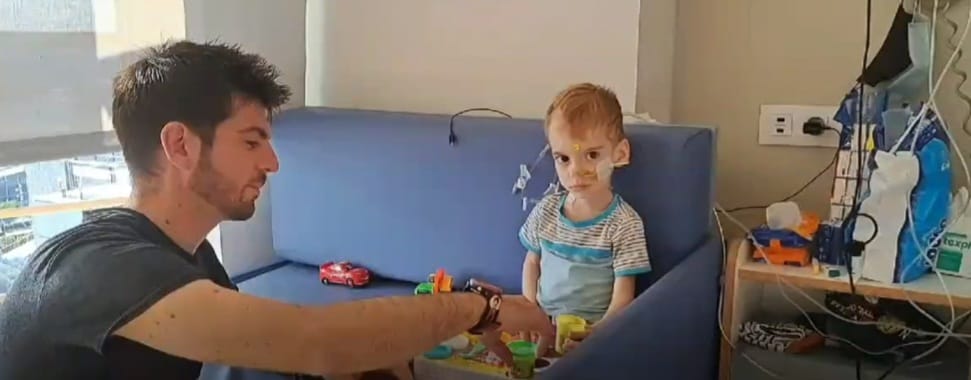 Little Oliver with his father, Alejandro Romero, at the Sant Joan de Déu Hospital in Barcelona.