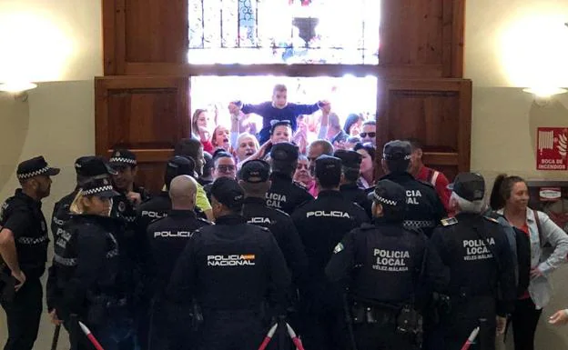 National and Local Police prevented the group accessing the town hall.