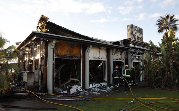 Imagen principal - Firefighters at the scene this Thursday morning.