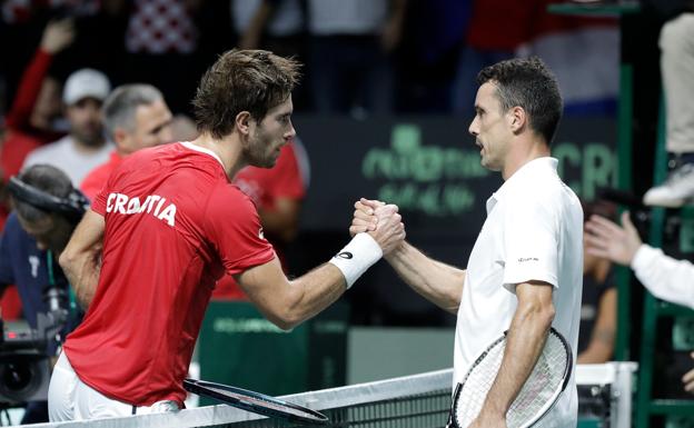 Borna Coric (L) and Roberto Bautista shake hands after their Davis Cup quarter-final tie. 