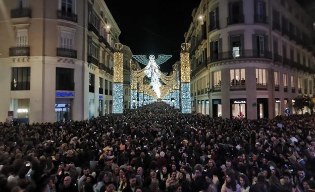 Crowds in Calle Larios watch the light show.