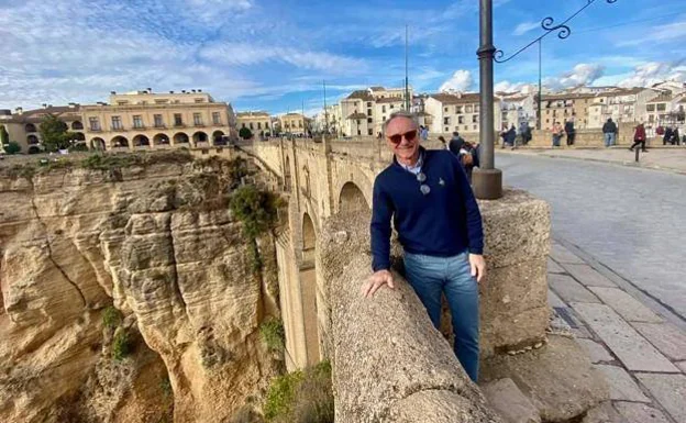 Dan Brown, best-selling author of the Da Vinci Code, invites followers to guess where he is
