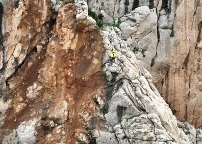 Imagen secundaria 1 - Specialists repair the damage to the Caminito del Rey pathway