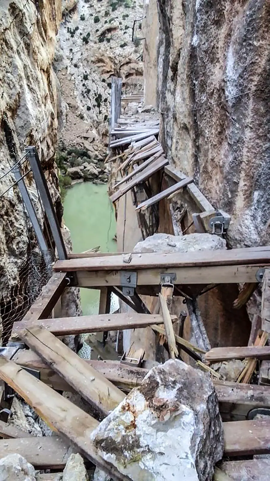 The viral image of the structure damaged by falling stones on the Caminito del Rey, the authorship is unknown