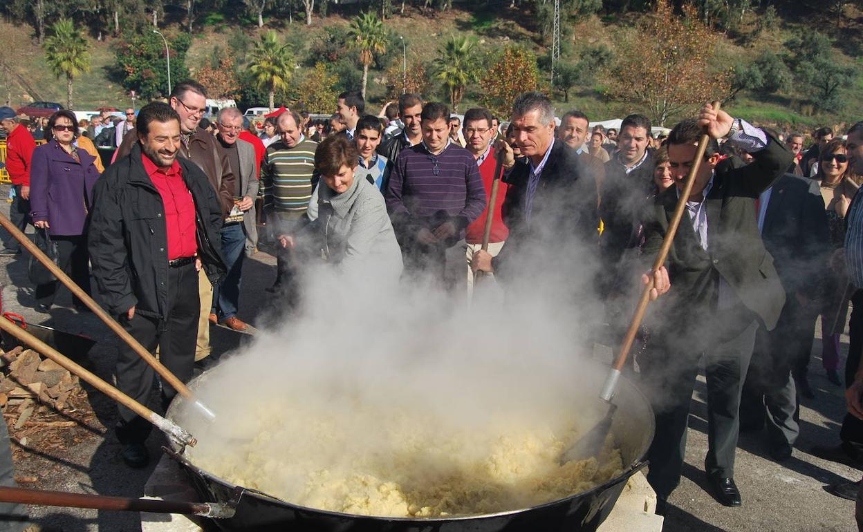 A giant pan of migas being prepaperd at a previous festival. 