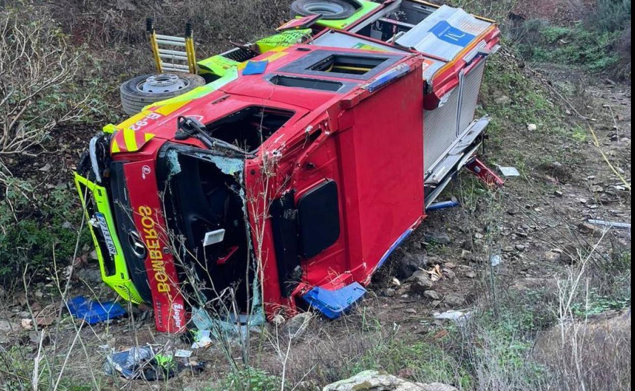 Three firefighters injured after fire engine plunges 25 metres down embankment in Totalán 
