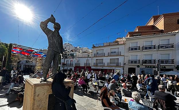 Imagen principal - Torrox feeds the 40,000 at traditional 'migas' festival