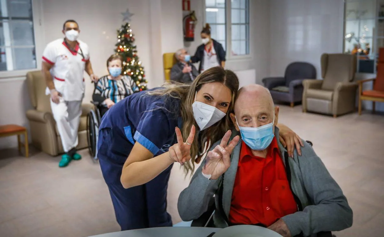 Staff and visitors must wear masks in residential homes for the elderly. 