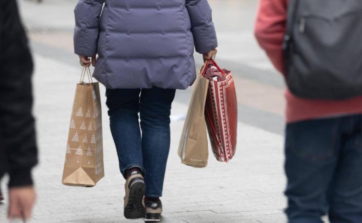 Will the shops and supermarkets in Spain be open this holiday Monday, 26 December?