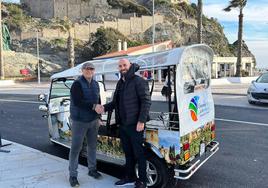 Bernardo García and councillor Daniel Barbero with a tuk-tuk