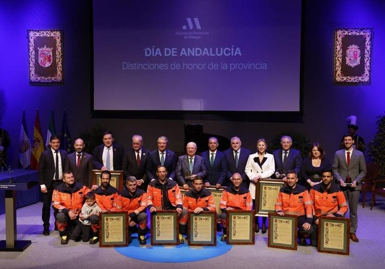 Group photo of officials and all those awarded with the 'M de Malaga'.