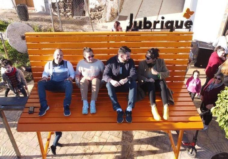 Serranía de Ronda village installs a giant park bench to give tourism a lift